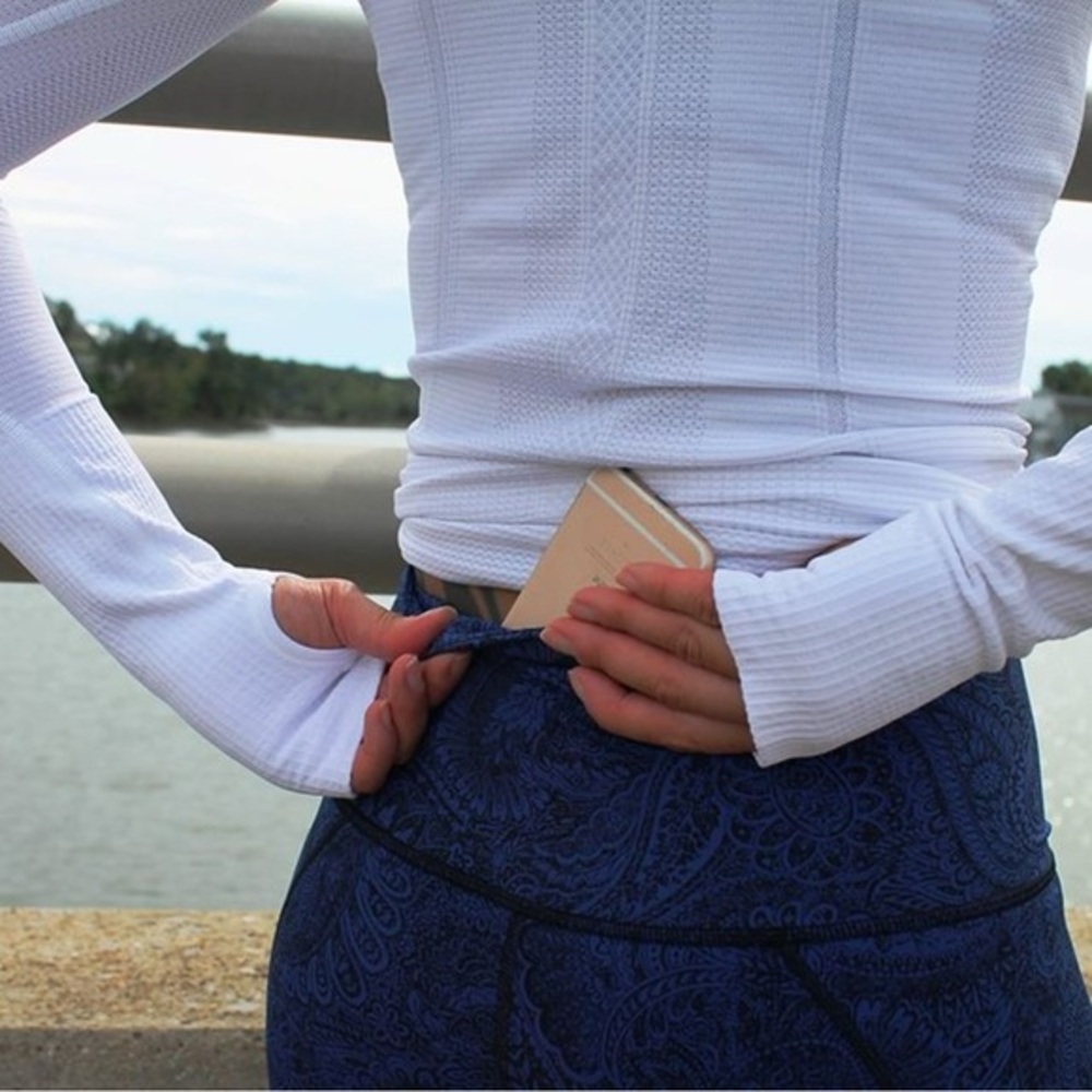 Women’s 6 Lululemon Swiftly Tech Long Sleeve Crew
Heathered White